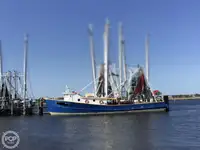 Tàu kéo lưới để bán
