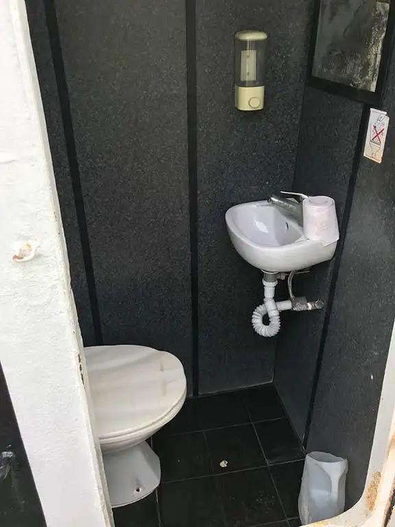 Tàu làm việc để bán