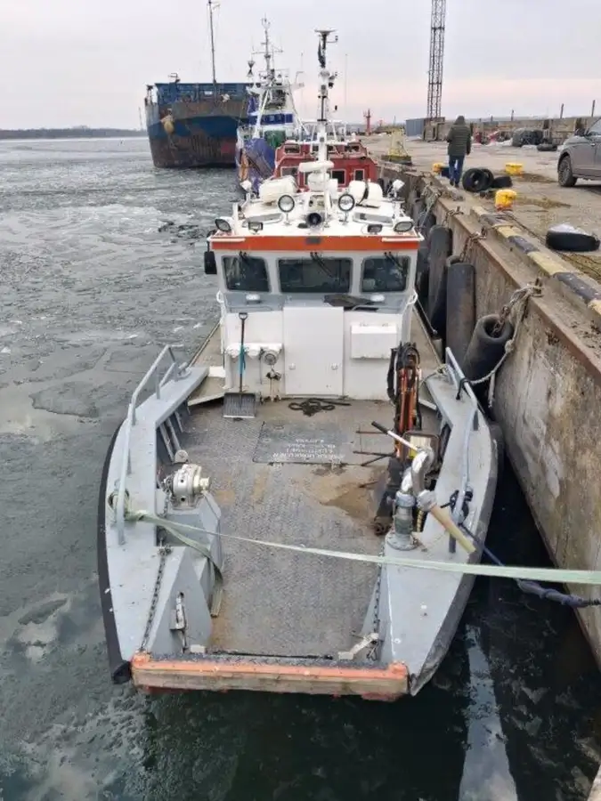 Tàu hai thân để bán