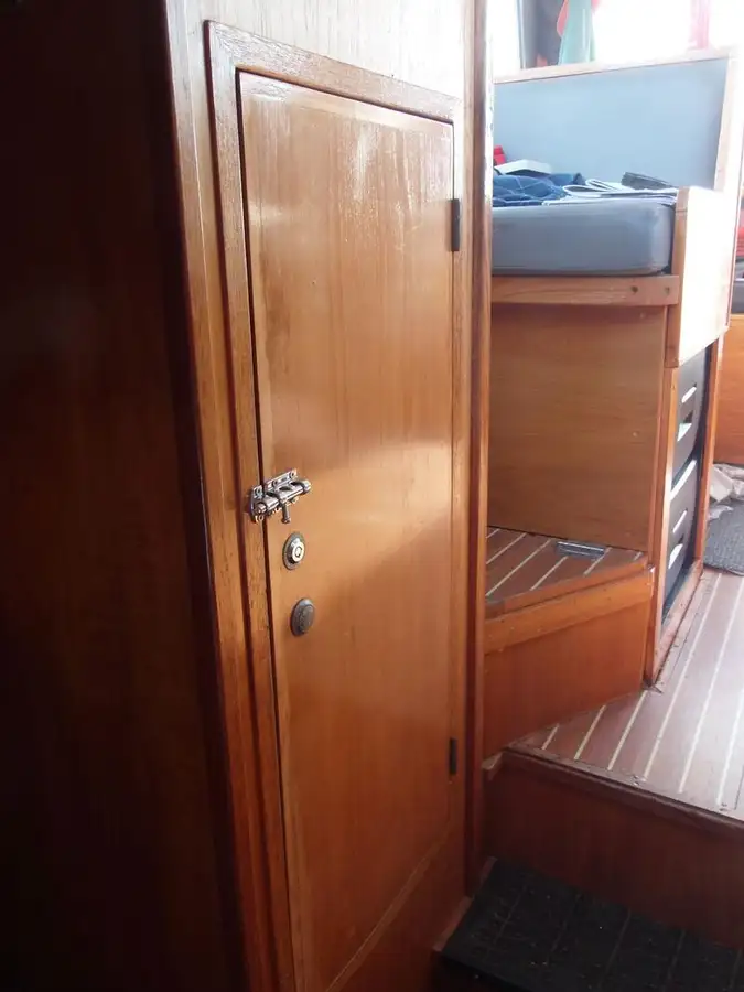 Tàu dẫn đường để bán