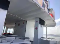Tàu chở khách rao bán