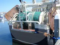 Tàu kéo lưới để bán
