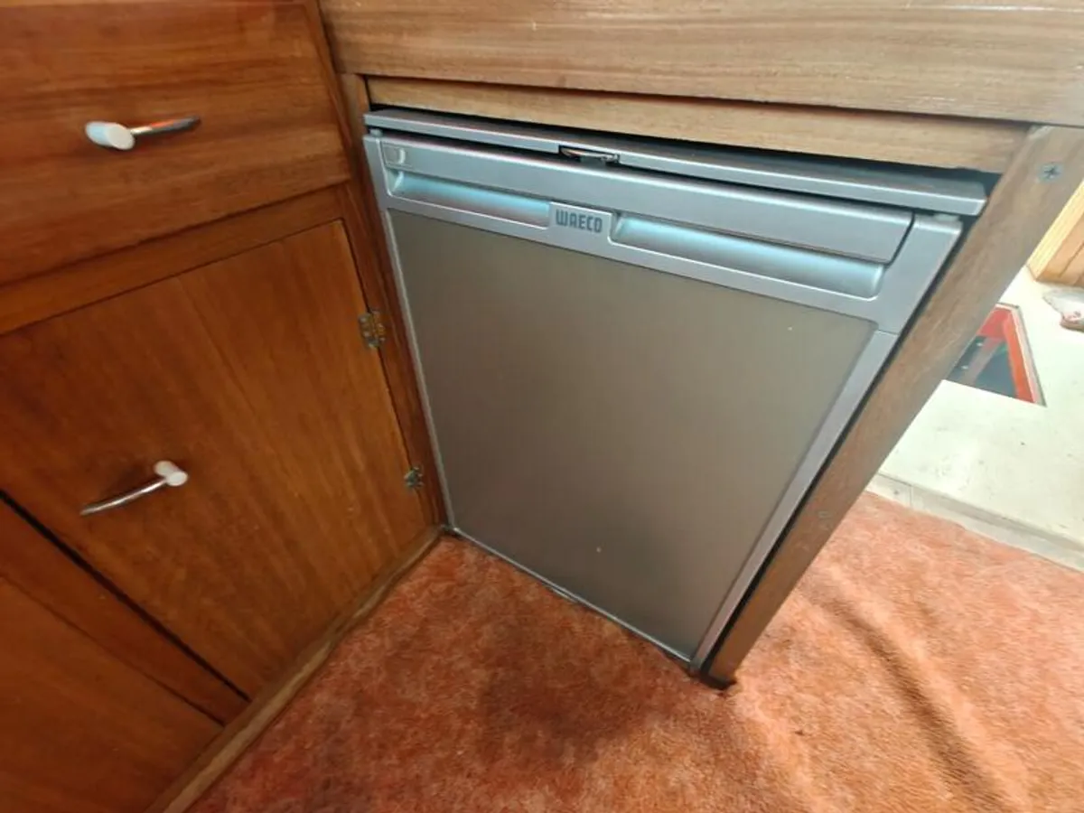 Tàu làm việc để bán