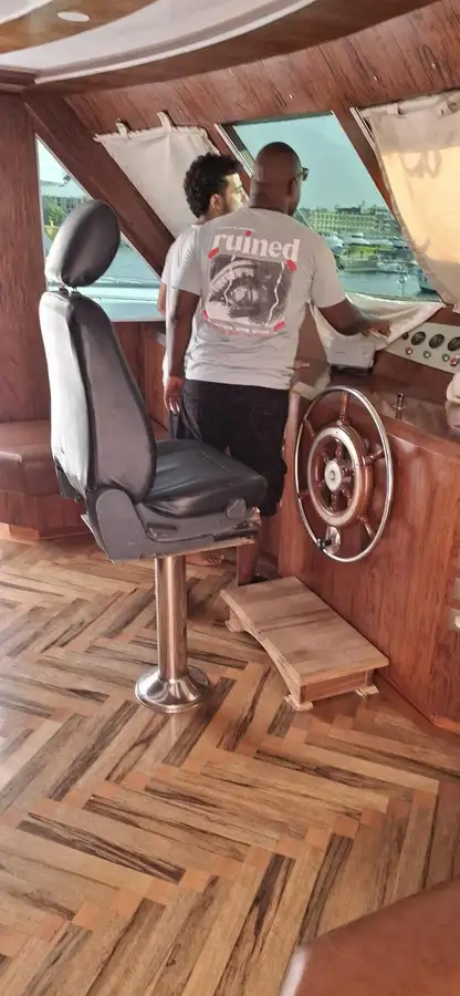 Tàu du lịch để bán