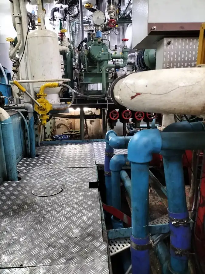 Tàu kéo lưới để bán