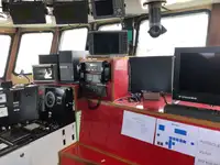 Tàu kéo lưới để bán