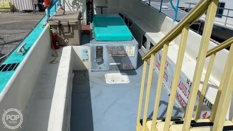 Tàu du lịch để bán