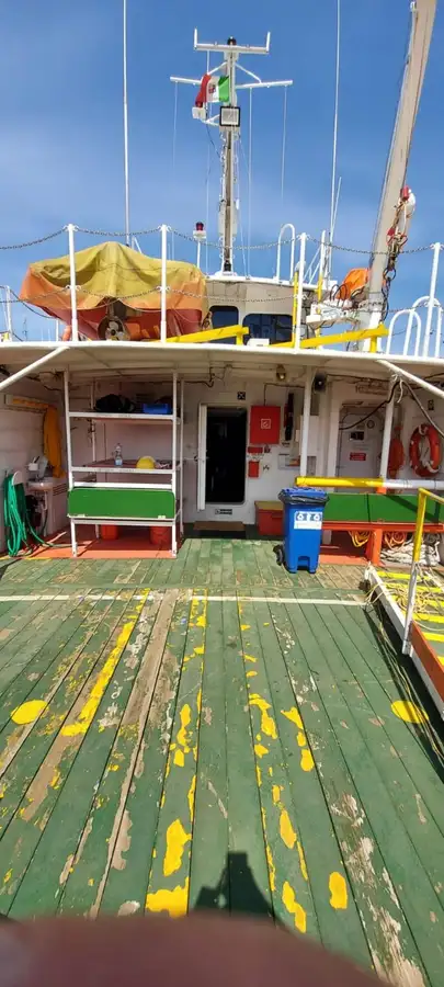 Tàu chở thủy thủ đoàn để bán