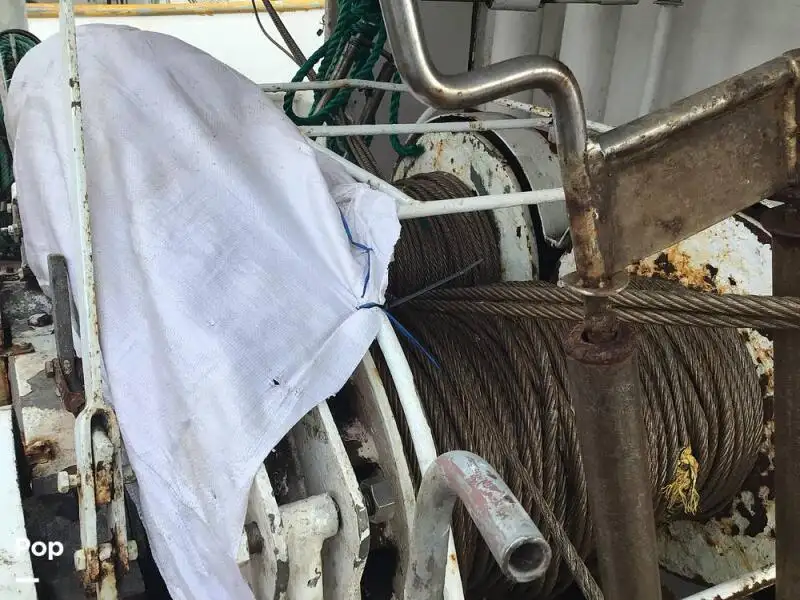 Tàu kéo lưới để bán
