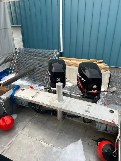 Tàu làm việc để bán