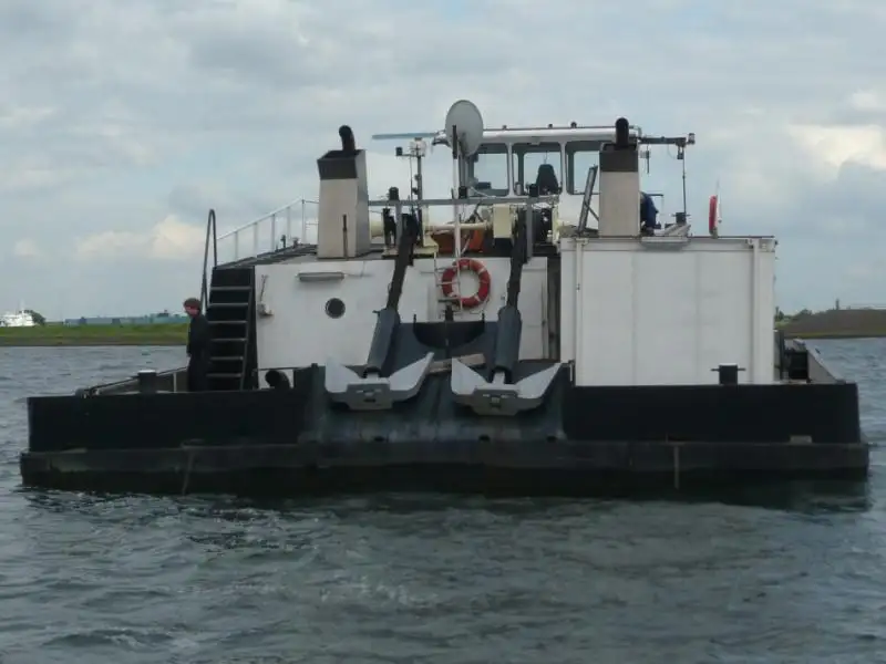 Tàu kéo để bán