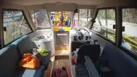 Tàu chở khách và hàng hóa để bán