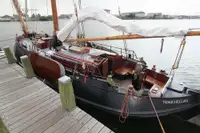 Sà lan để bán