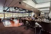 Tàu chở khách và hàng hóa để bán