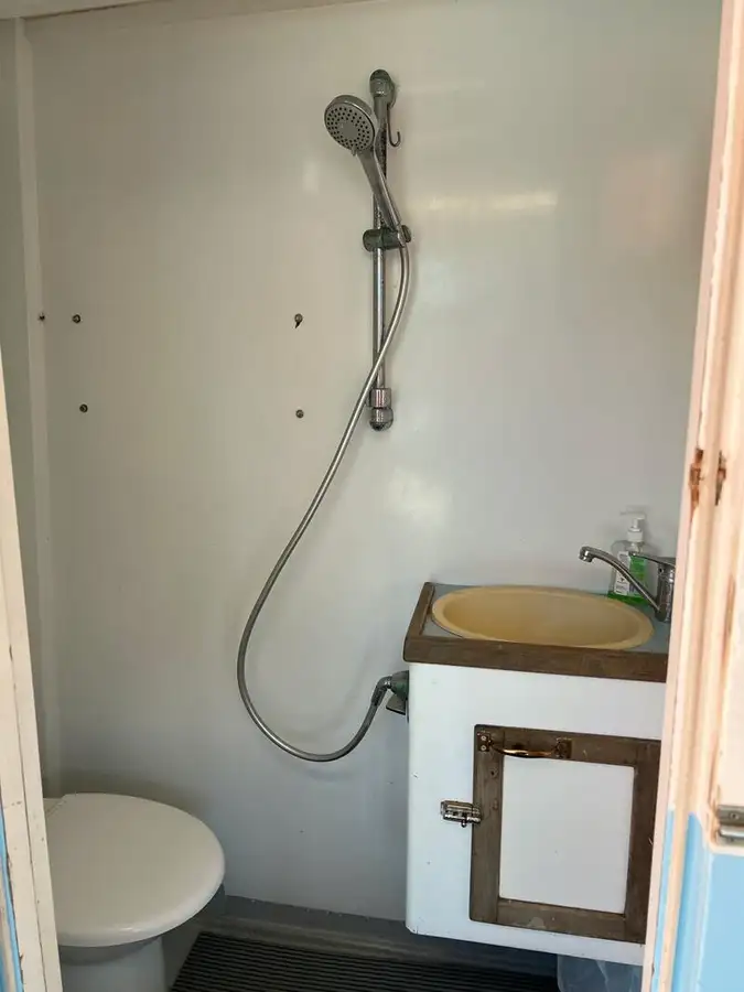 Tàu kéo lưới để bán