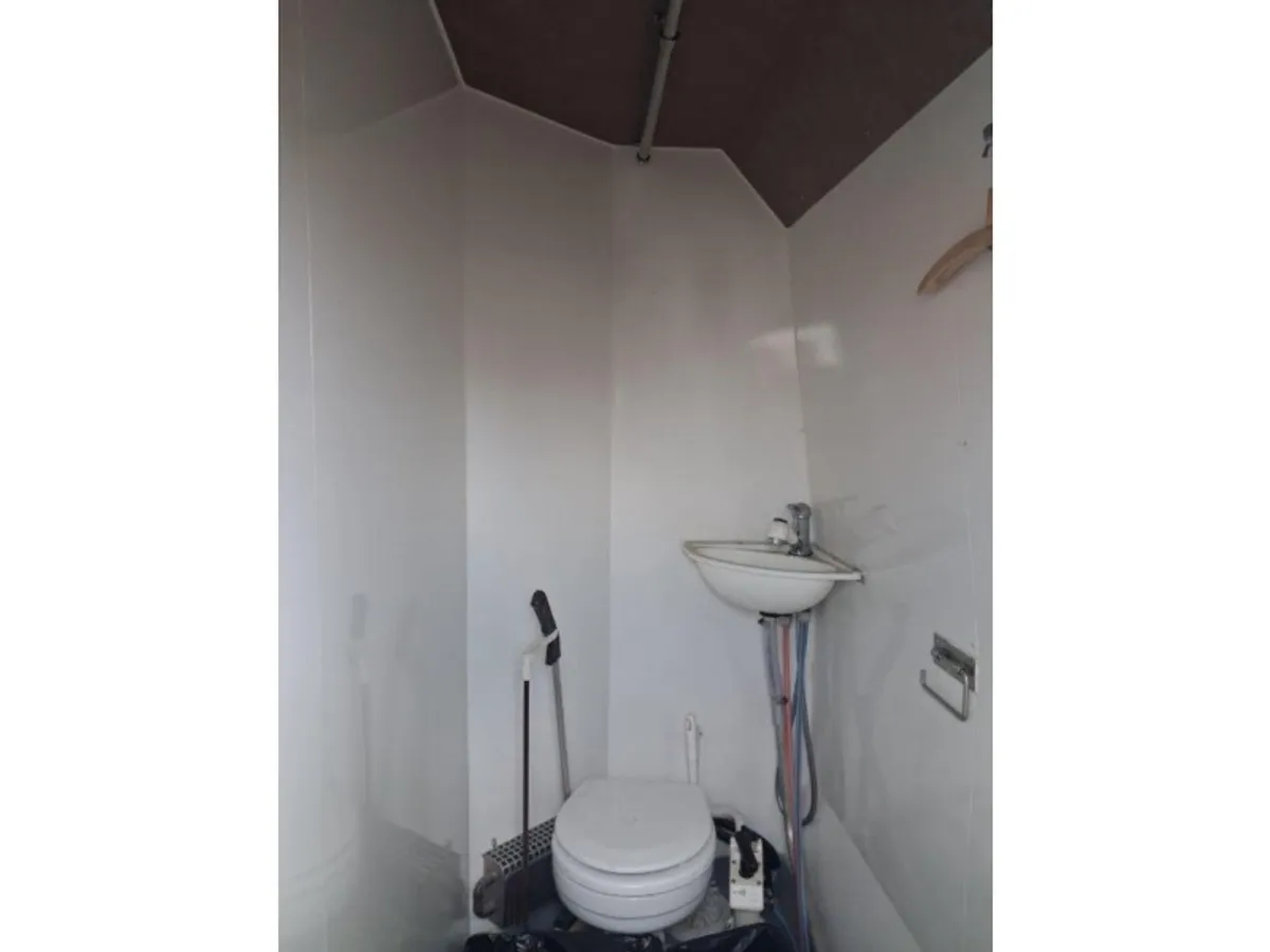 Tàu làm việc để bán