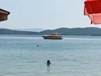 Tàu làm việc để bán