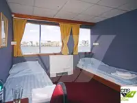 Tàu du lịch để bán