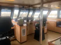 Tàu chở thủy thủ đoàn để bán