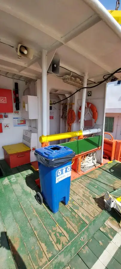 Tàu chở thủy thủ đoàn để bán