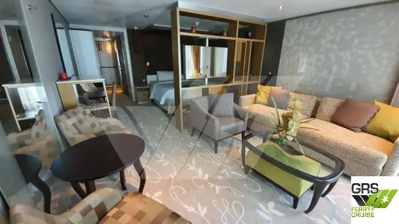 Tàu du lịch để bán