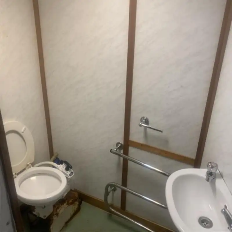 Tàu làm việc để bán