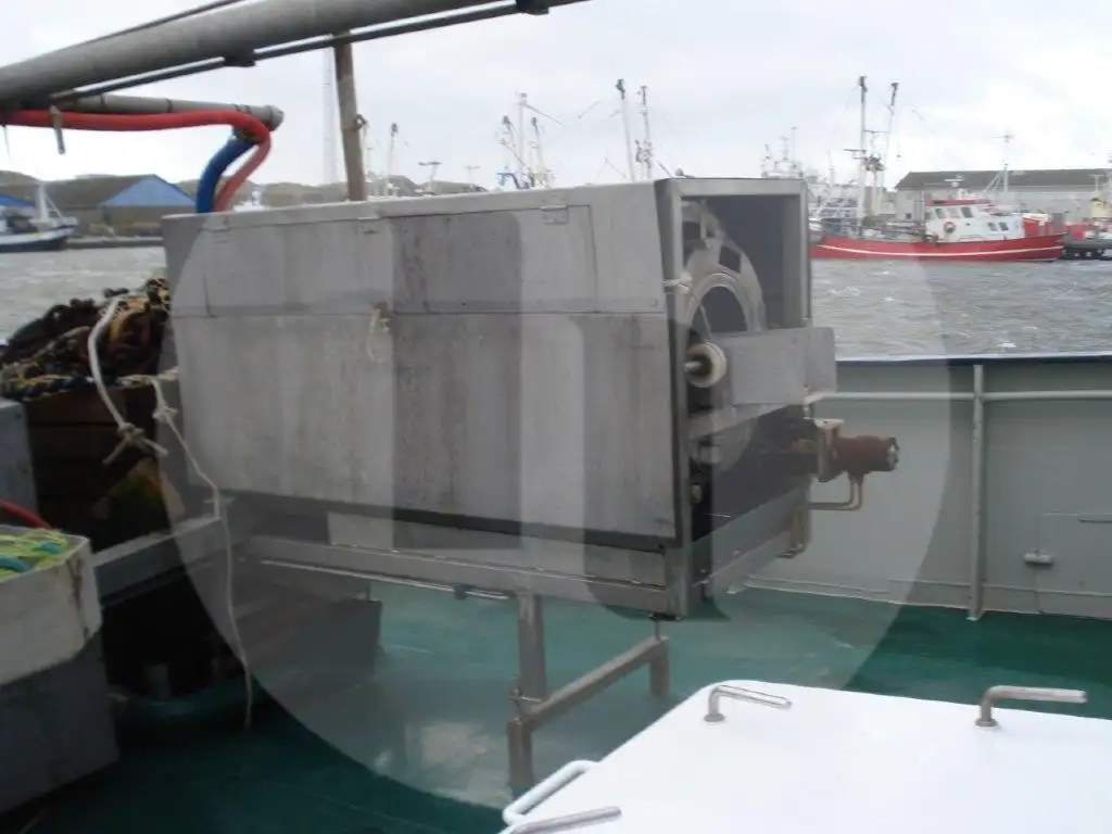 Tàu kéo lưới ngang để bán