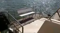 Tàu chở thủy thủ đoàn để bán