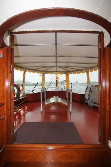 Tàu du lịch để bán
