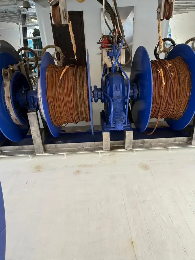 Tàu kéo lưới để bán
