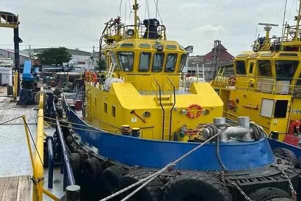 Tàu kéo để bán