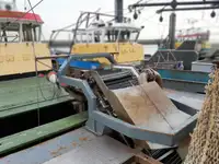Tàu kéo lưới để bán
