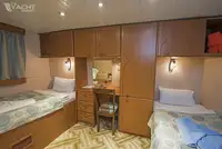 Tàu du lịch để bán