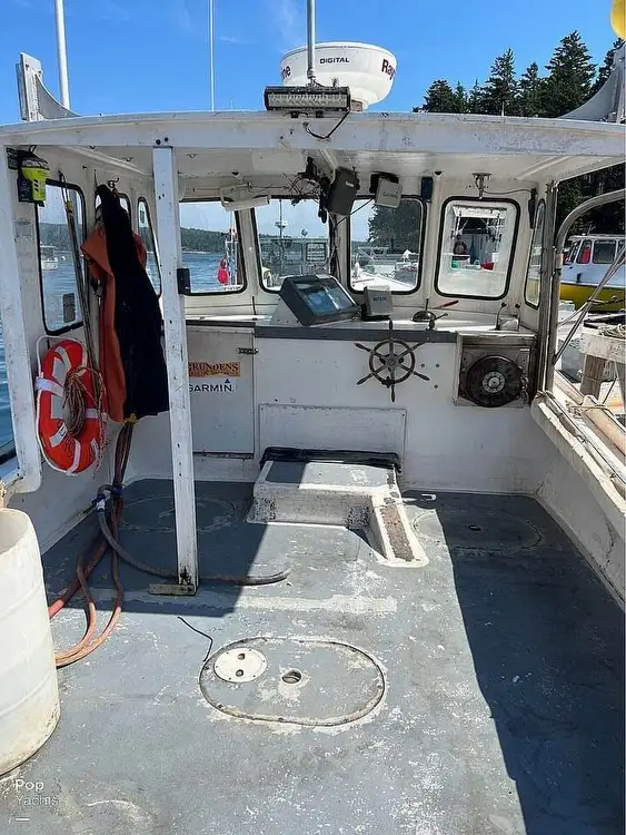 Tàu chế biến cá để bán