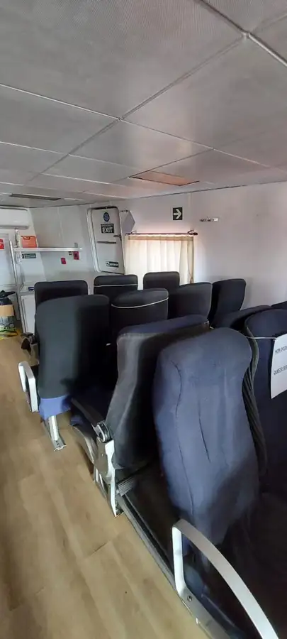 Tàu chở thủy thủ đoàn để bán