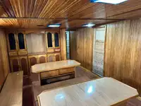 Tàu kéo lưới để bán
