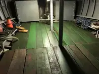 Tàu làm việc để bán