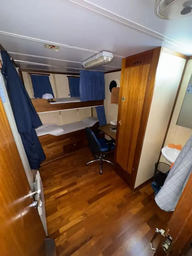 Tàu container để bán