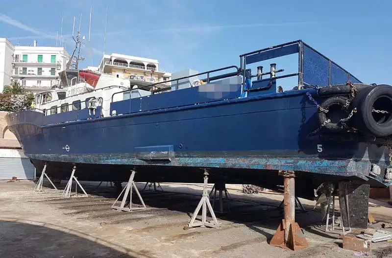 Tàu chở thủy thủ đoàn để bán
