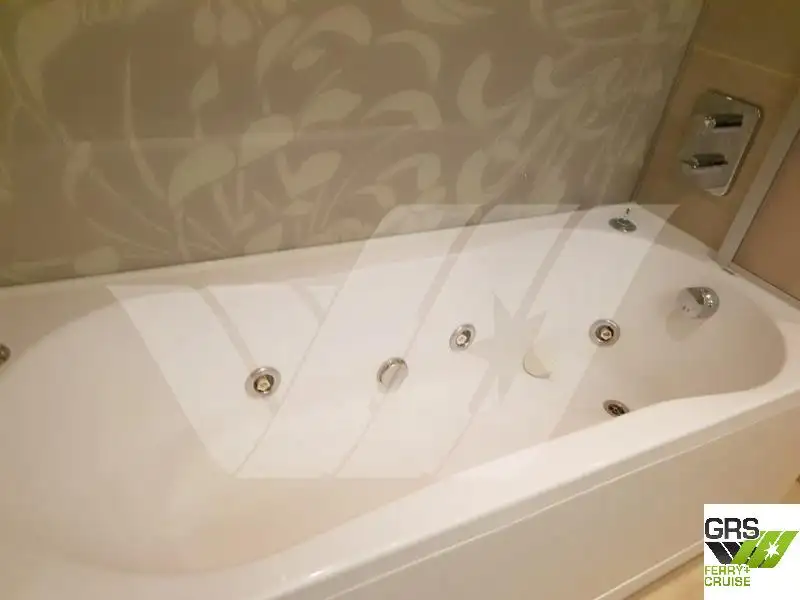 Tàu du lịch để bán