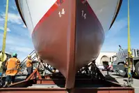 Tàu kéo lưới để bán