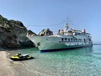 Tàu chở khách rao bán