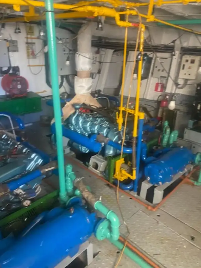 Tàu phà để bán