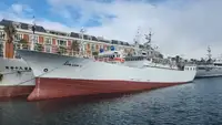 Tàu kéo lưới để bán