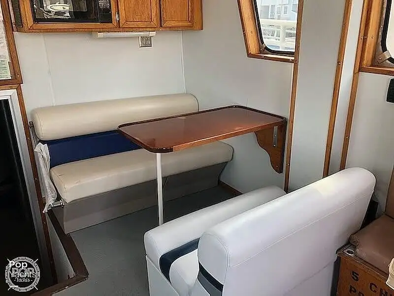 Tàu kéo lưới để bán