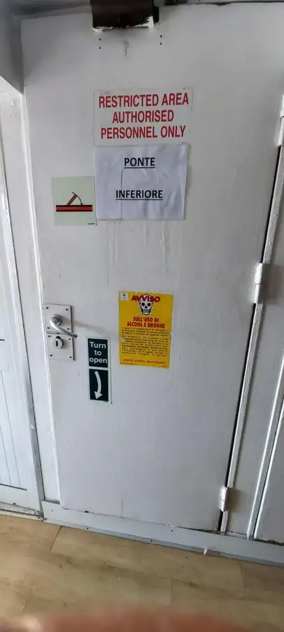 Tàu chở thủy thủ đoàn để bán