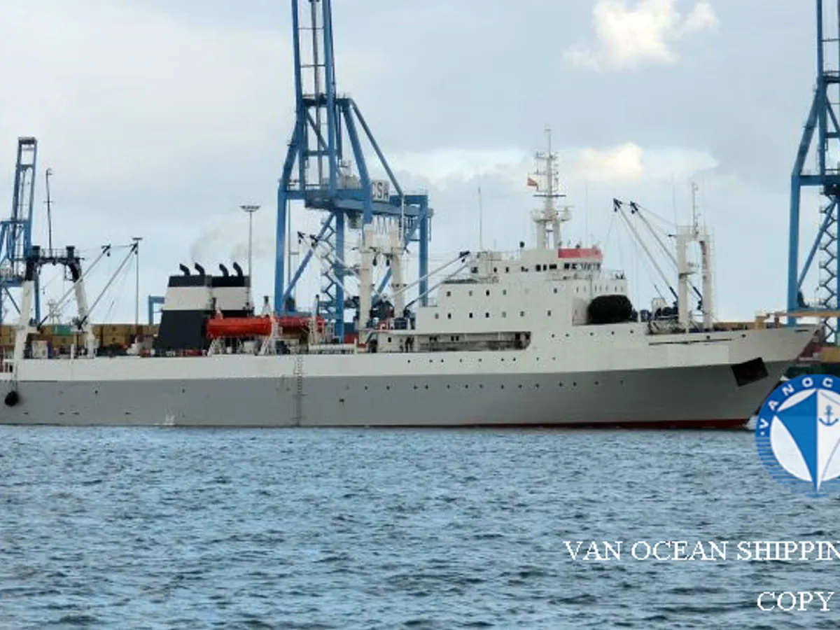 Tàu kéo lưới để bán