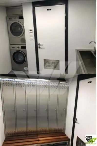 Tàu kéo lưới để bán