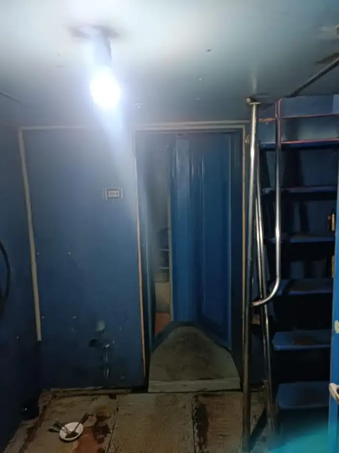 Tàu làm việc để bán