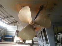 Tàu du lịch để bán